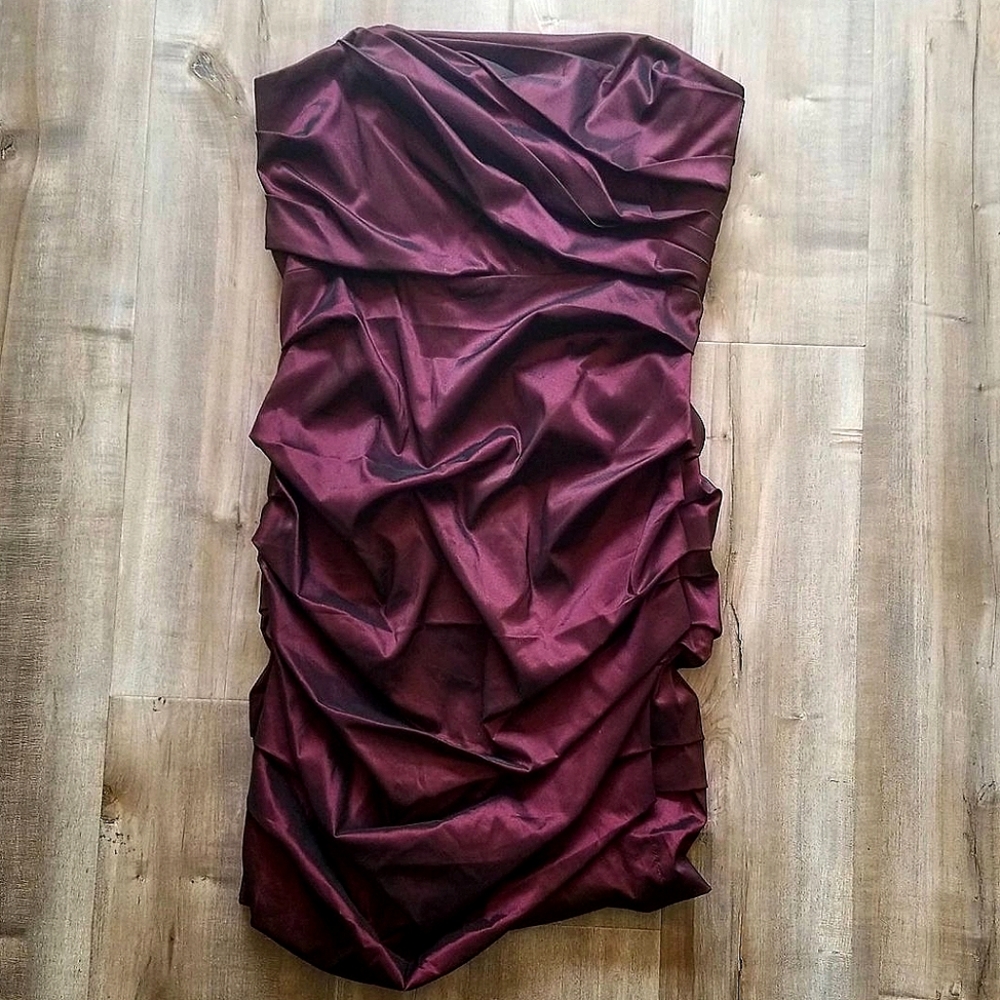 Le Chateau strapless formal dress, Size XL